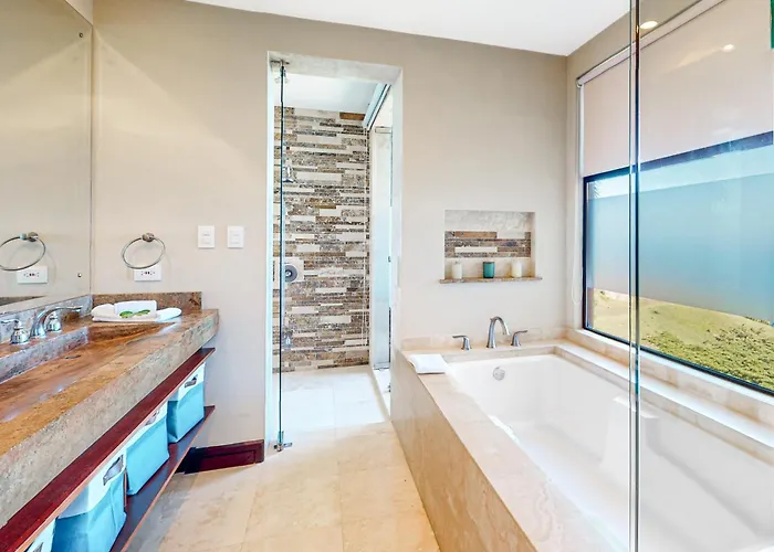 Ocotal Hilltop Condo: Ocean Views, Pool Access Appartement