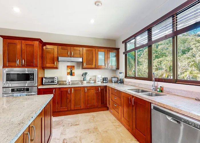 Ocotal Hilltop Condo: Ocean Views, Pool Access *