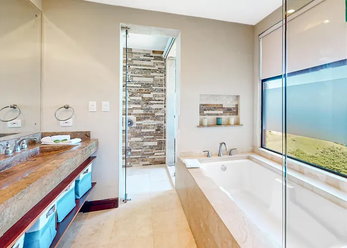 Ocotal Hilltop Condo: Ocean Views, Pool Access Appartement